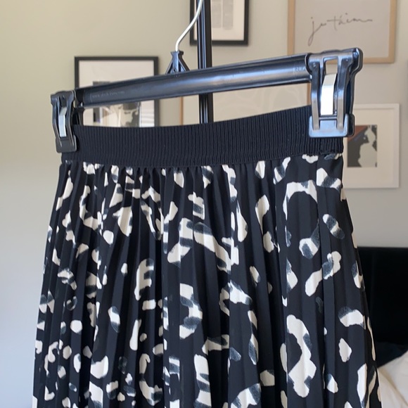 HM Pleated Midi Skater Skirt - Picture 2 of 7